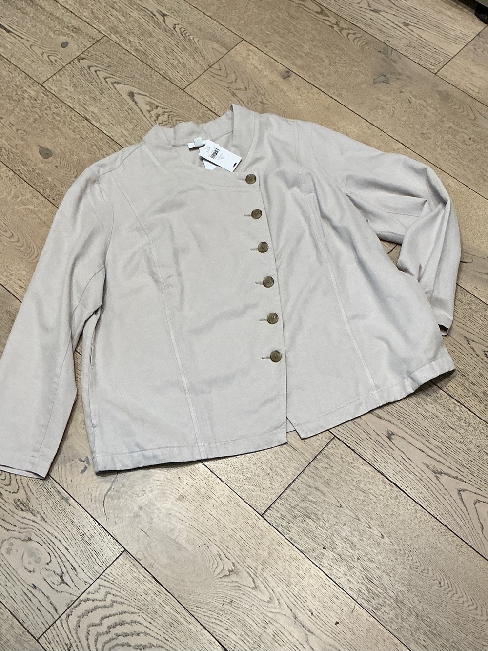 Woman’s J. Jill light tan button up jacket. XL. Pockets. 1.5” collar. NWT! Cute!